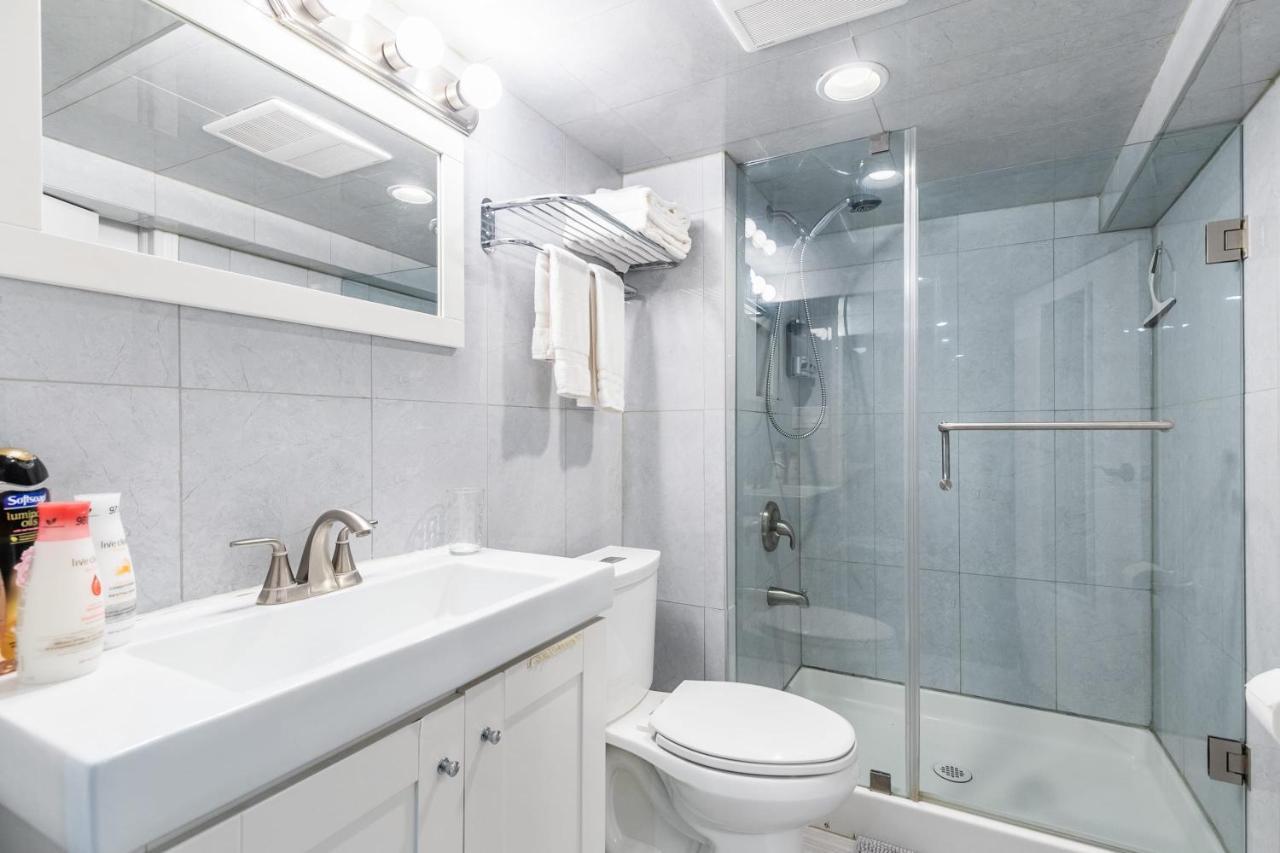 Newly Renovated - Cozy 1Br Apt With Netflix - Prime Location تورونتو المظهر الخارجي الصورة