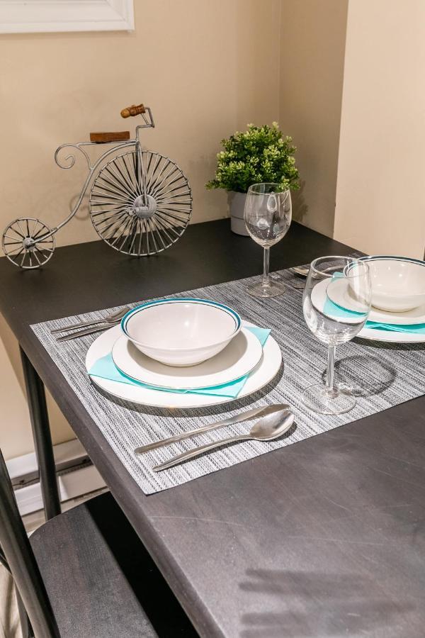 Newly Renovated - Cozy 1Br Apt With Netflix - Prime Location تورونتو المظهر الخارجي الصورة